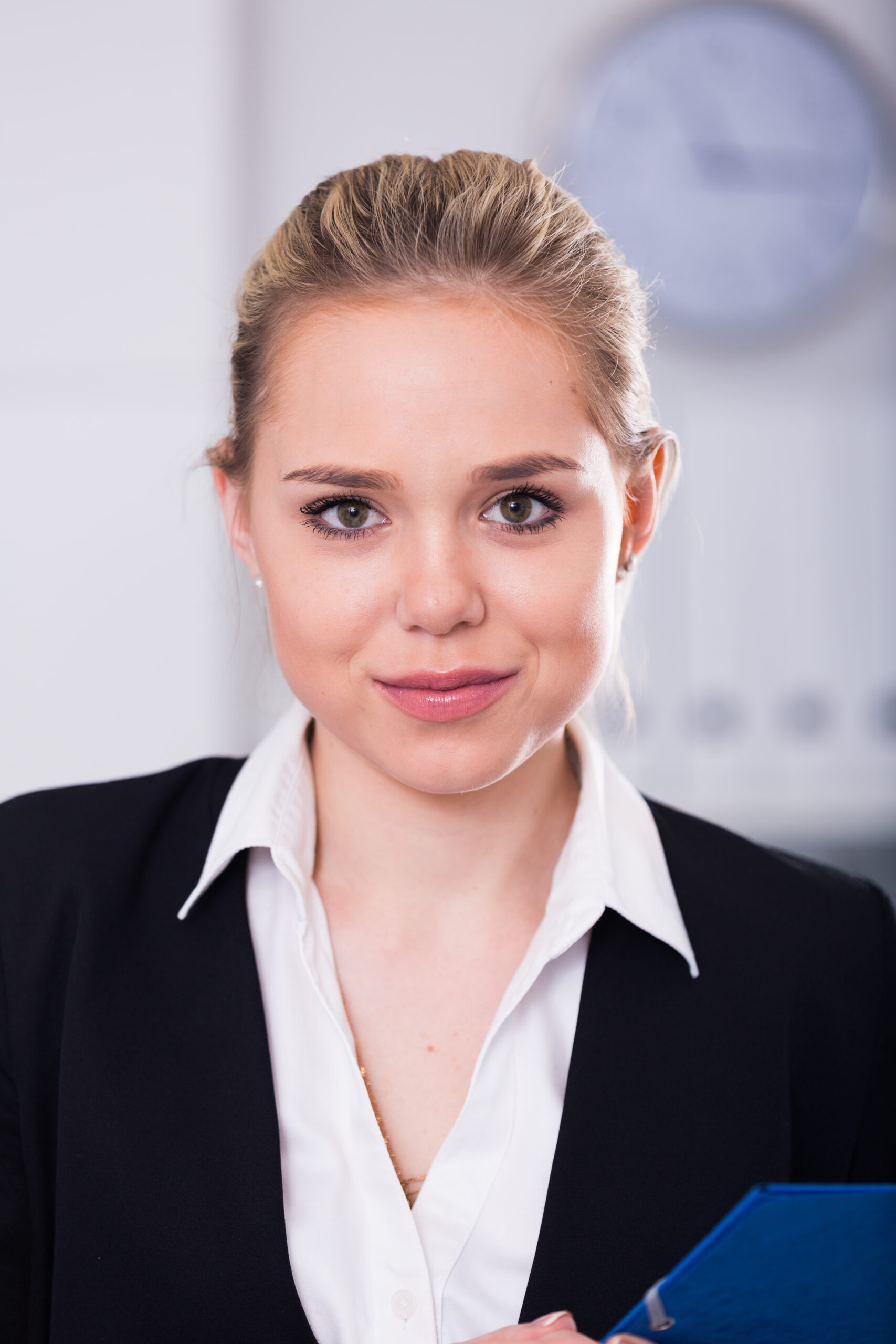 Free photo portrait of business woman in office